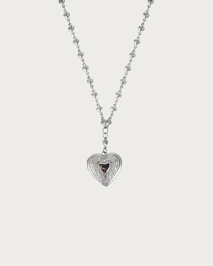 Collar con colgante de medallón de plata con forma de corazón
