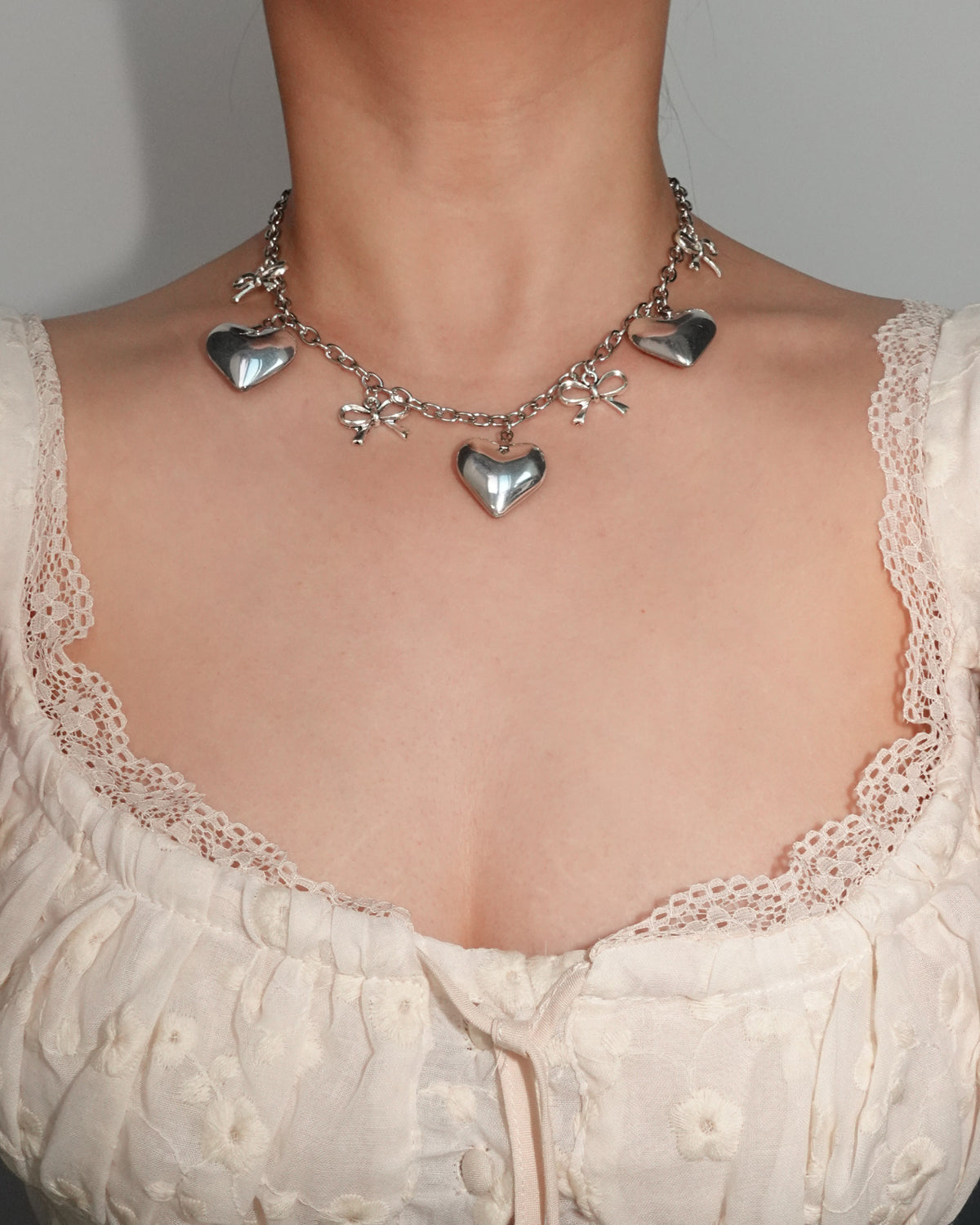 Collar de plata con lazo de corazón