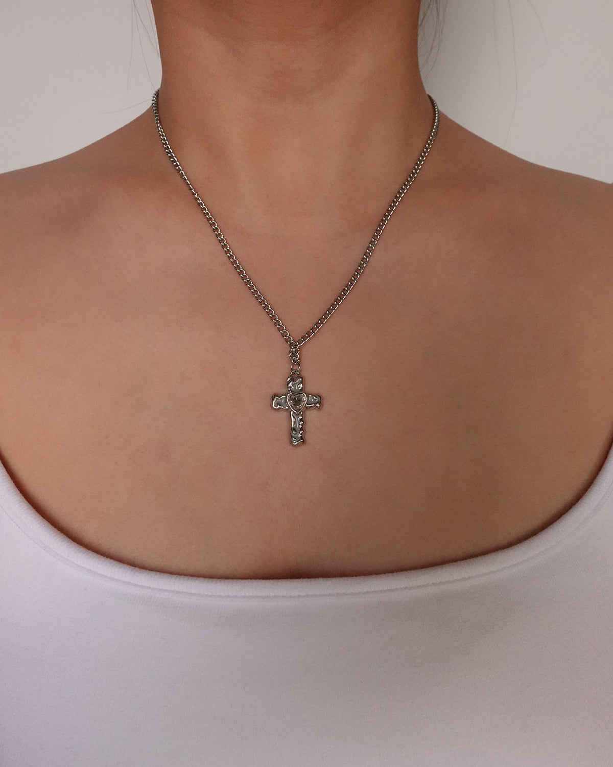 Collar colgante de plata con cruz blanca