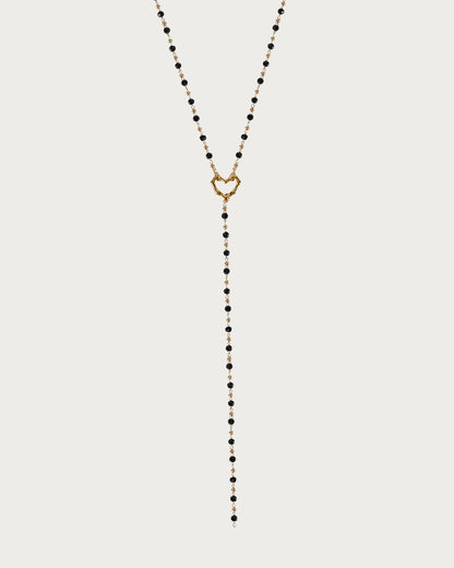Collar de lazo dorado con corazón de cuentas negras