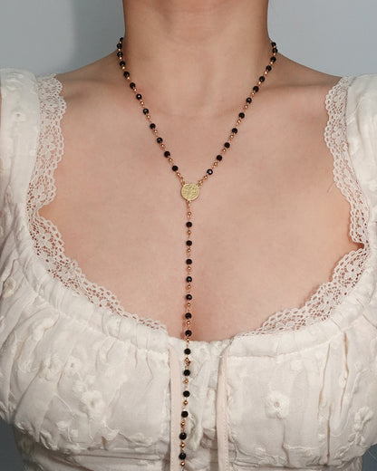 Collar de lazo dorado con monedas y cuentas negras