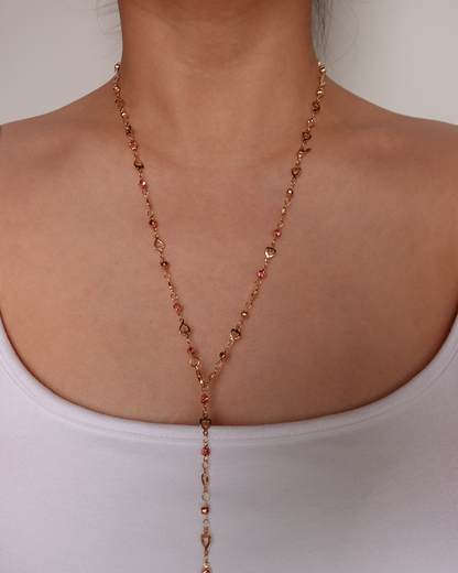 Collar de lazo dorado con corazón pequeño en rosa