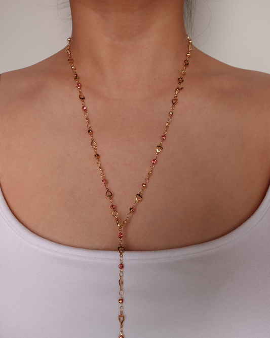 Collar de lazo dorado con corazón pequeño en rosa