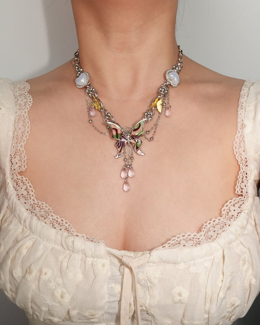 Collar de plata con mariposa y corazón morado