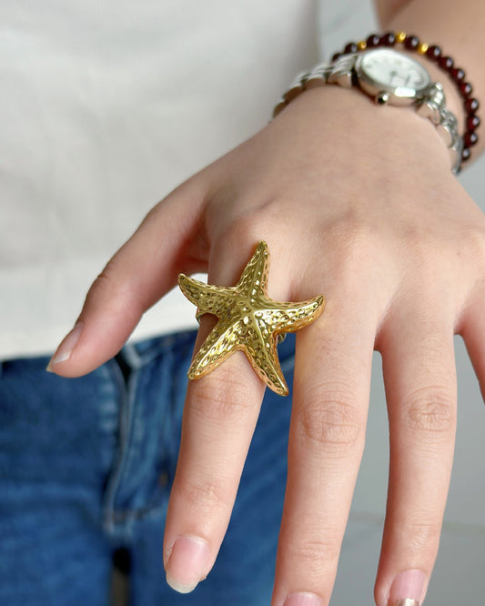Anillo dorado con estrella de mar texturizada