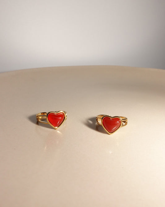 Anillo dorado de corazón rojo