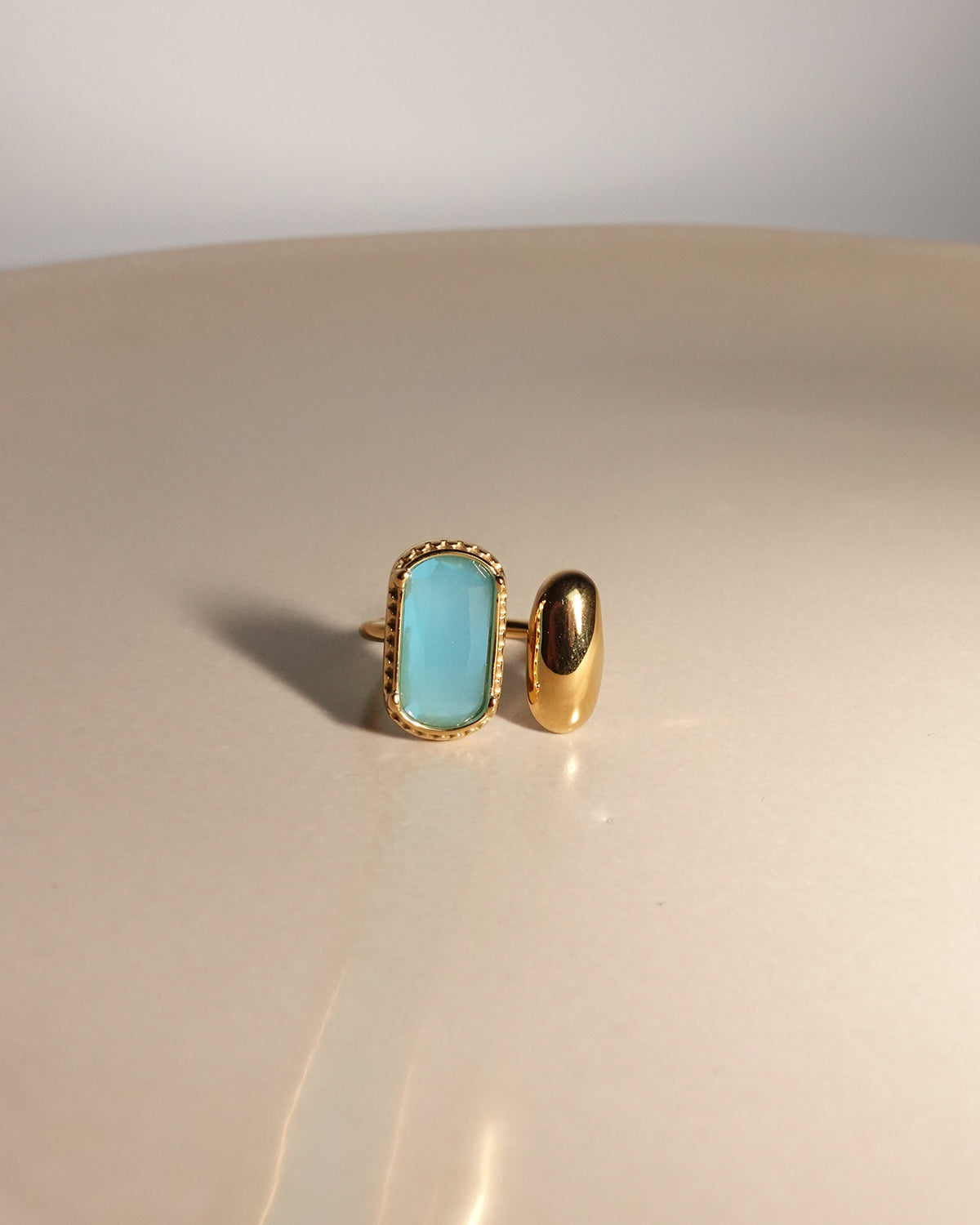 Anillo dorado de piedra azul