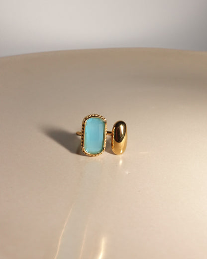 Anillo dorado de piedra azul