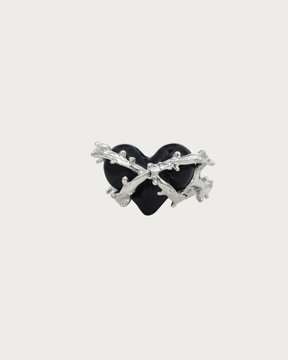 Anillo gótico de plata con corazón negro