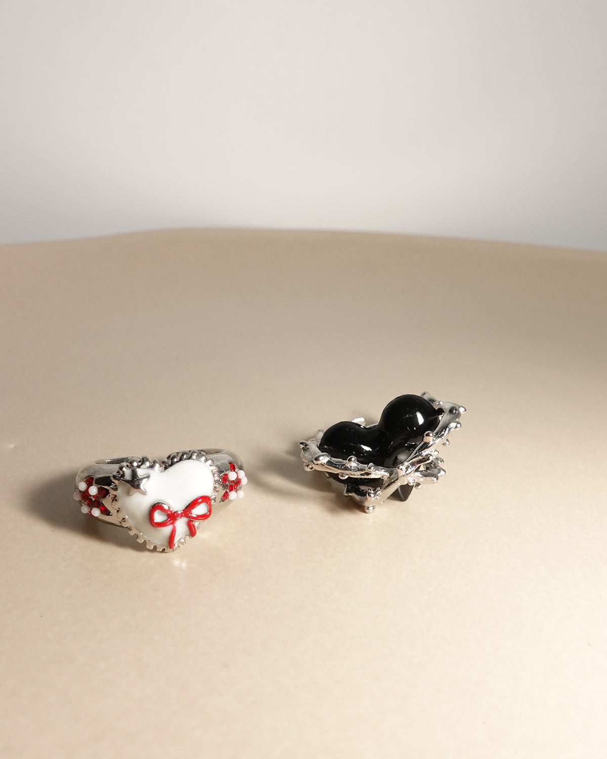 Anillo de plata con lazo rojo, estrella y corazón