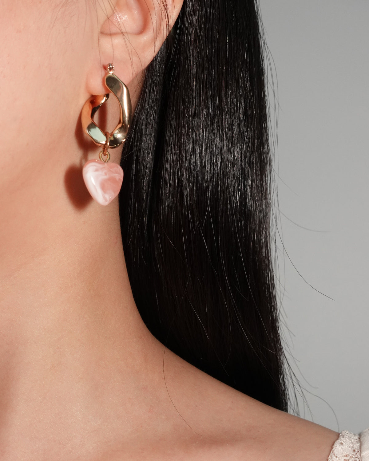 Pendientes colgantes dorados con corazón de acrílico rosa