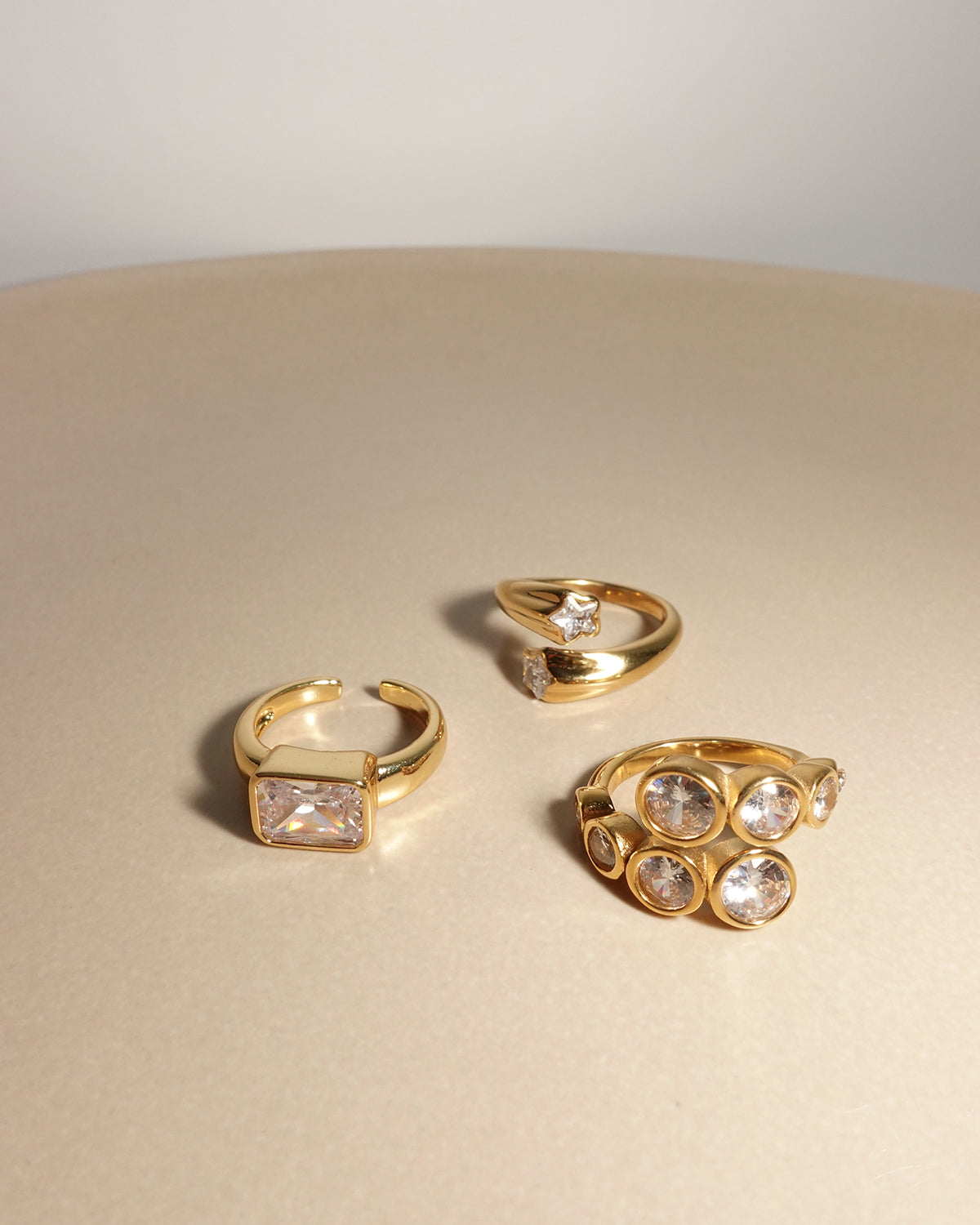 Anillo dorado de estrella fugaz